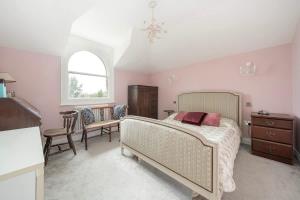 Spacious 5-Bed Family Home with Garden & Parking