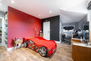 Spacious 5-Bed Family Home with Garden & Parking