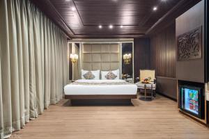 Paradise Hotels