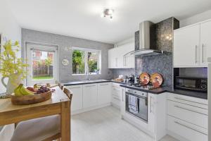 NEW! Large 4BR home by Shirestone Property, Driveway Parking, Near M40, Wifi