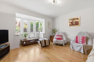 NEW! Large 4BR home by Shirestone Property, Driveway Parking, Near M40, Wifi