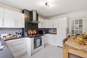 NEW! Large 4BR home by Shirestone Property, Driveway Parking, Near M40, Wifi