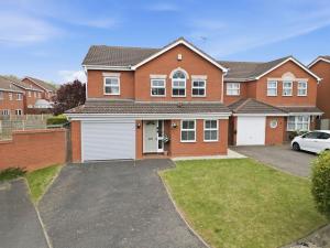 NEW! Large 4BR home by Shirestone Property, Driveway Parking, Near M40, Wifi