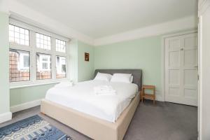 Riverside Serenity near Kingston and Hampton Court - Pass the Keys