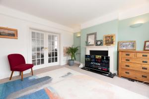 Riverside Serenity near Kingston and Hampton Court - Pass the Keys