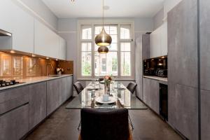 Luxury Family Home with Garden in West Kensington - 2 Mins to Tube - Pass the Keys