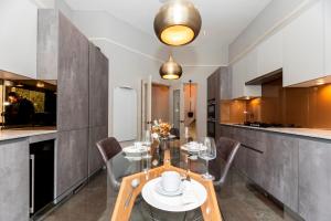 Luxury Family Home with Garden in West Kensington - 2 Mins to Tube - Pass the Keys