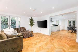 Spacious Designer Family Gem with Roof Terrace and Views