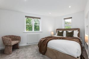 Spacious Designer Family Gem with Roof Terrace and Views