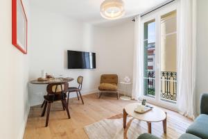 One-Bedroom Apartment in Carré DOr, 200m beach