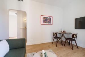 One-Bedroom Apartment in Carré DOr, 200m beach