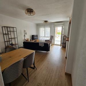 Comfortable Townhouse in Villamartín with Spacious Rooftop Terrace