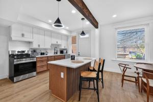 Warm & Stylish 3BR with Private Yard - Tower Grove