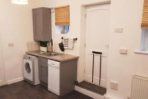 Character Cottage with Private Parking in Central Leeds, Near LGI