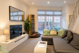 Character Cottage with Private Parking in Central Leeds, Near LGI