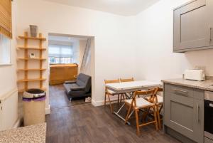 Character Cottage with Private Parking in Central Leeds, Near LGI