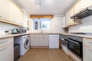 Spacious 3-Bedroom Duplex in Wimbledon with Easy Central London Access