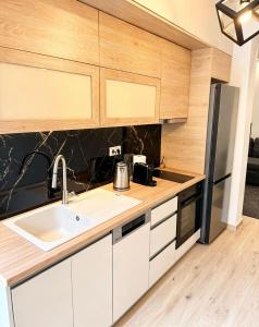 The locals Vouliagmeni square apartment