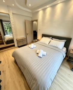 The locals Vouliagmeni square apartment