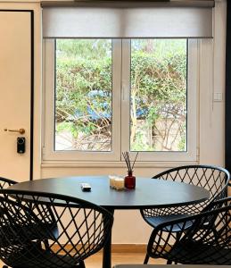 The locals Vouliagmeni square apartment