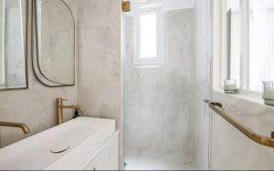 Elegant 3BR by Arc de Triomphe by Melvane Luxury