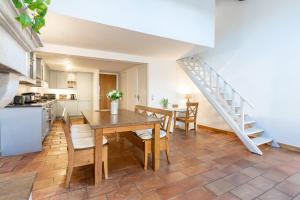 La Perle du Vieil Antibes : Plage Remparts à pied