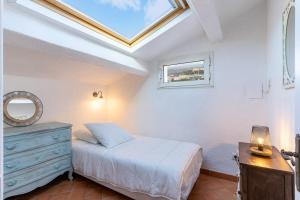 La Perle du Vieil Antibes : Plage Remparts à pied