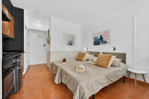 Sol y relax en Costa Adeje Piscina comunitaria y terraza