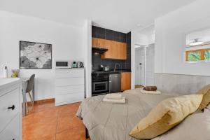 Sol y relax en Costa Adeje Piscina comunitaria y terraza