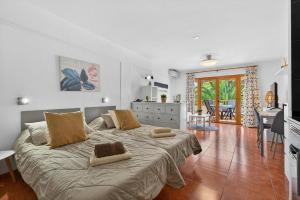 Sol y relax en Costa Adeje Piscina comunitaria y terraza