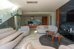 Luxury Villa Morello Korčula 1 with large heated pool, gym & sauna