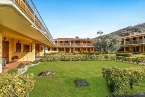 Residence La Perla with Shared Pool