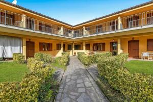 Residence La Perla with Shared Pool