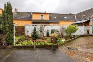 Familienhaus mit riesigem Garten