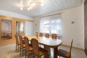 Familienhaus mit riesigem Garten