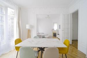 Joli appartement Tour Eiffel 2 chambres & Balcon