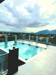 Maison Blanc et Noir Rooftop Pool Kingston 8