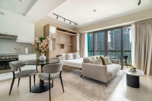 Stylish Living at 8 Boulevard Walk Downtown - 1708