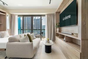 Stylish Living at 8 Boulevard Walk Downtown - 1708