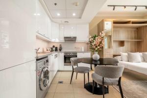 Stylish Living at 8 Boulevard Walk Downtown - 1708