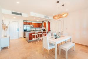 Apartment with pool and ocean view in Punta Palmera
