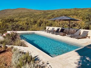 Villa in Hanglage mit Pool und Meerblick