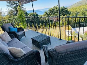 Villa in Hanglage mit Pool und Meerblick