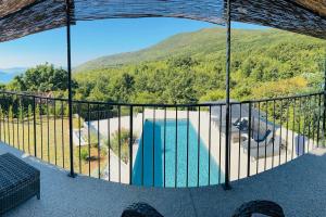 Villa in Hanglage mit Pool und Meerblick