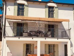 Villa in Hanglage mit Pool und Meerblick