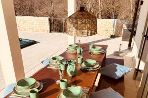 Villa in Hanglage mit Pool und Meerblick