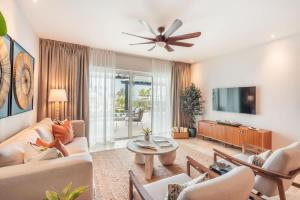Apartment with pool and ocean view at Punta Palmera Ba5