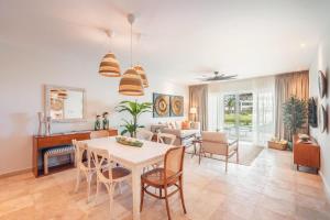 Apartment with pool and ocean view at Punta Palmera Ba5