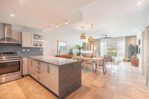 Apartment with pool and ocean view at Punta Palmera Ba5