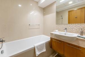 Downtown Dubai Apartment with Pool & Gym Access